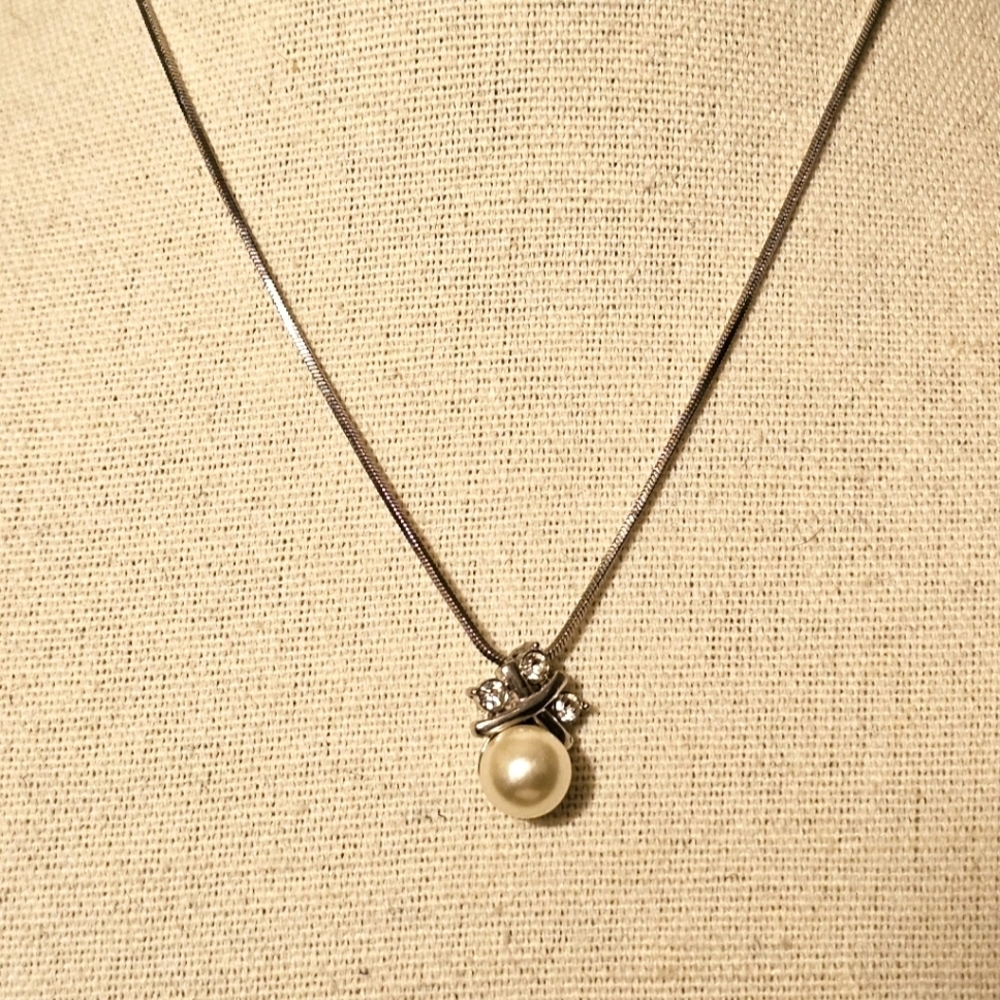 Vtg AVON Pearl and Rhinestone Necklace with Elegant Design N2P19 - Picture 2 of 4